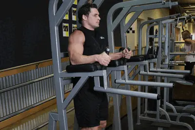 Animation of Knee/Hip Raise On Parallel Bars